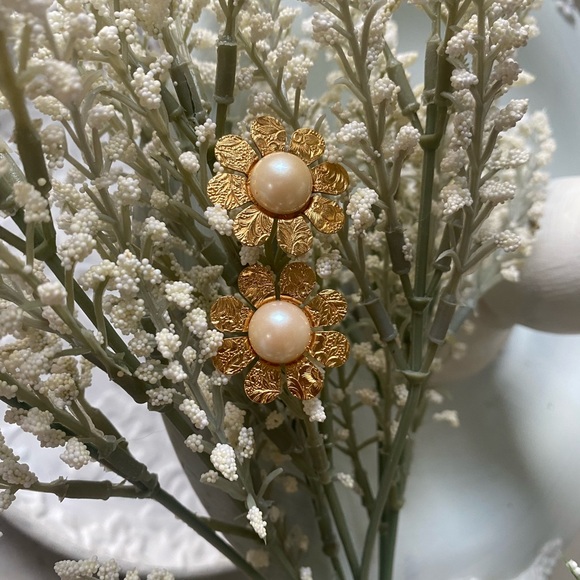 Vintage Retro Pearl Flower Stud Earrings - Picture 8 of 10